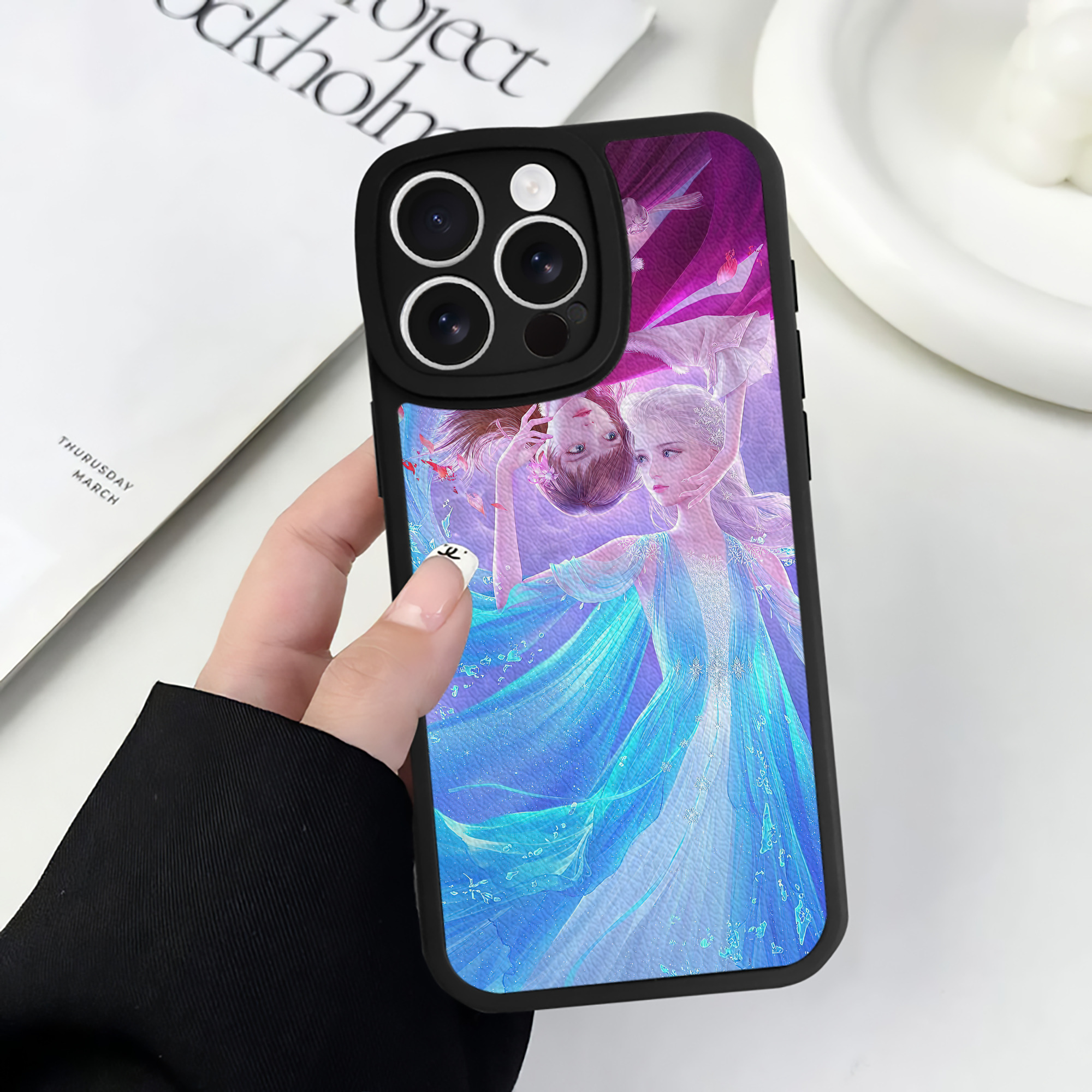 （画像用） アナと雪の女王 アンナ エルサ Frozen Anna Elsa 【iPhone 16シリーズ対応】シリコンスマホケース（レザー調） 材質：シリコン